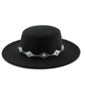 Dettaglio del cappello di lana nero con pietre turchesi su fascia metallica western - Piastra in Metallo a Rombo Con Turchese