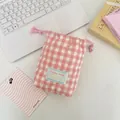 Detalle de bolsa de almacenamiento acolchada a cuadros rosas con costura de corazón - Cuadros Rosa Pálido
