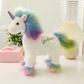 Weißes Einhorn-Plüschtier mit Regenbogenmähne und lila Horn in gemütlicher Umgebung - 32cm / Weiß-Goodness Stickerei