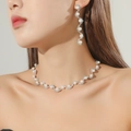 Set gioielli da sposa argento con perle e strass su modella, collana e orecchini - Set 2 Pezzi Argento Perla Ondulata(DTN14026299PE)