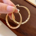 Créoles dorées géométriques avec texture en losange pour un look quotidien minimaliste - Style Créoles Facettées Vague (42) / Diamètre 39mm / Or