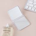 Miroir de maquillage pliant carré blanc avec design double face sur fond rose - Blanc