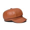 Nahaufnahme der braunen PU-Leder Schirmmütze mit 8-Panel-Struktur und dekorativem Knopf - Verstellbar / Braun