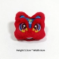 Spilla leone cinese in peluche rosso con ricamo dettagliato, dimensioni A 5,5cm x L 6cm - Danza del Leone Rosso (Originale - Schiena Aperta)