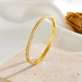 Elegante brazalete de acero dorado con circonitas de corte cuadrado engastadas en carril - Dorado