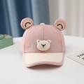 Dettaglio del cappellino neonato rosa e beige con orecchie d'orso 3D e ricami carini - Orso Felice Rosa