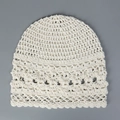 Primer plano del delicado patrón calado de este gorro de lino crema tejido a mano. - M (56-58cm) / Marfil