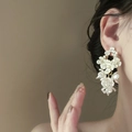 Orecchini pendenti con fiori e perle in oro per un elegante stile vintage francese - Orecchini Pendenti a Fiore di Perla - Oro Bianco (1#)