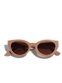 Occhiali da sole retrò cat-eye con montatura nude e lenti marroni su sfondo bianco - Rosa nudo