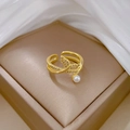 Anillo ajustable de cola de pez chapado en oro con circonitas y una perla blanca - Abierto Ajustable / Estilo de Perla de Cola de Pez (J0146)