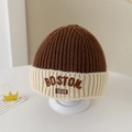 Dettaglio del ricamo Boston 1630 su berretto invernale bicolore a coste per bambini - Cappello Singolo - Caffè
