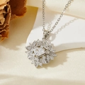 Détails d'un collier pendentif fleur en argent avec zircone claire et micro-pavé de cristaux - Collier Bouquet de Fleurs Zircon Blanc Argenté T017