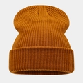 Gros plan détaillé d'un bonnet en tricot orange avec texture côtelée et bord replié - 214# Caramel