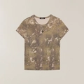 Detail van het kruissterborduurwerk op een vintage camo slim fit sport-t-shirt voor dames - S / Orkaan Camouflage