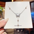 Elegante collana con ciondolo a farfalla argentata, perle bianche e strass brillanti - Stile pendente con farfalla e perla (X645) / Argento