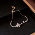 Detail eines vergoldeten Schlüsselarmbands mit Zirkonia auf schwarzer Samtbox - Gold