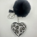 Llavero de corazón de leopardo con pompón negro y brillantes diamantes de imitación - Blanco