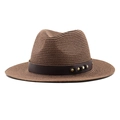 Detalle de sombrero de paja marrón oscuro con banda de cuero y remaches dorados - M (56-58cm) / Marrón
