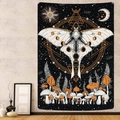 Détail de la tapisserie murale bohème avec papillon lune, champignons et motifs célestes - Style Brossé (GT1101-13) / 73X95CM / Base Noire Papillon Lune et Champignon