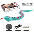 Set serpente giocattolo telecomandato ciano a strisce rosa con accessori e batterie - Serpente a Sonagli RC con Strisce Verdi e Rosa (218B-6D)