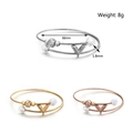 Dettaglio del ciondolo a V sul bracciale rigido in filo d'acciaio in oro, argento e rosa - Stile Design Lettera V (KB115119)
