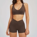 Tweeledige donkerbruine yogaset met V-hals sportbeha en korte broek met hoge taille - S / koffiekleur
