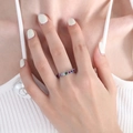 Anello eternity arcobaleno con zirconi colorati in un'elegante montatura in titanio - US 7 / Color Acciaio