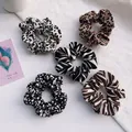 Lot de cinq chouchous à motifs animaliers léopard et zèbre en tissu côtelé extensible - Ensemble de 5 Pièces (Léopard Blanc + Léopard Café + Léopard Noir + Zèbre Noir + Zèbre Café)