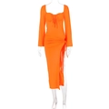 Detail van de sweetheart halslijn met trekkoord en zijsplit op deze oranje gebreide jurk - S / Oranje