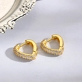 Dettaglio macro di orecchini a cerchio a cuore dorati con zirconi incastonati - Huggie Cuore con Zirconia Oro (ZYN-DME612G)