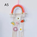 Dettaglio dell'appeso a parete arcobaleno con fiori rosa e decoro a carota - Stile Arcobaleno Rosa Arancione Argento Bianco (A5)