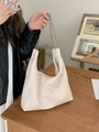 Borsa tote in morbida pelle bianco crema con tracolla a catena d'argento - Bianco