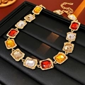 Orecchini dorati di lusso con gemme quadrate colorate in rosso, giallo e ambra - Collana-Multicolore