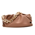 Bolso fruncido marrón con cadena dorada gruesa sobre fondo blanco de estudio - Caqui