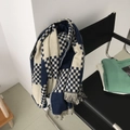 Sciarpa a scacchi blu e beige, effetto cashmere con frange su una sedia nera - 195x70cm / Scacchiera Blu Marino/Beige
