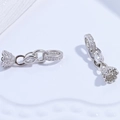 Dettaglio macro della chiusura a cuore in argento S925 con zirconi pavé scintillanti - Chiusure Gamba Argento 1 Paio