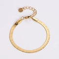 Dettaglio del bracciale piatto a catena serpente oro 4mm con chiusura a moschettone - Oro