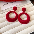 Dettaglio ravvicinato di orecchini circolari in velluto rosso su vassoio elegante - Stile Tondo in Velluto Rosso (31#)