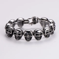 Dettaglio del bracciale con teschi stile punk in argento vintage e chiusura a scatto - Colore Acciaio Retro con Chiusura a Scatto (Stile 2 Acciaio)