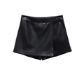 Mini-jupe tendance en similicuir noir avec fente latérale sur fond blanc épuré - XS / Noir