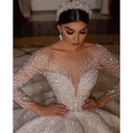 Détails exquis d'une robe de mariée de luxe avec perles et broderies de sequins fines - US 2 / Blanc