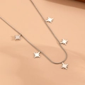 Detalle de collar de cadena de serpiente plateada con cinco colgantes de estrellas en fondo beige - Collar de Hexagrama Color Acero
