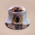 Dettaglio cappello alla pescatora in tela bianca con stampa realistica di quokka di qualità - 56-58cm / Marmotta