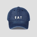 Dettaglio del ricamo boucle 3D bianco EAT sul berretto da baseball in denim blu navy - M (56-58cm) / Blu scuro