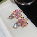 Primer plano detallado de pendientes de flores de resina rosa con circón en forma de corazón - Estilo Colgante de Corazón y Flor con Pin de Plata S925 / Rosa (Marco Dorado)