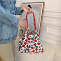 Detalle del bolso tote floral con estampado de rosas rojas y asa de cuerda para uso diario - Rosa en Todo el Bolso