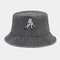 Détail d'un chapeau bob gris foncé délavé avec broderie de main et œillets métalliques - M (56-58cm) / Gris