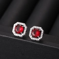 Elegante zilveren vierkante oorknopjes met rode robijnsteen en micro-pave diamanten - Granaatrood