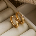 Paar vergoldete geometrische Huggie-Ohrringe mit Zirkonia auf beige Samt-Schmuckkästchen - Rund / Strass / Gold (44259)