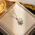 Collier pendentif flocon de neige rotatif avec cristaux scintillants sur une boîte à bijoux - 307 Flocon de Neige Pivotant Doré
